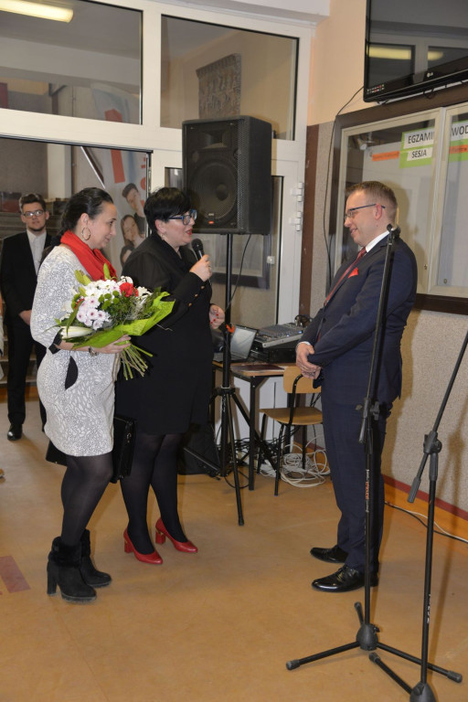 Społeczność szkolna ZSZ nr 1 w Brzegu uroczyście podziękowała dyrektorowi za współpracę