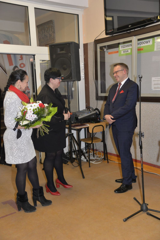 Społeczność szkolna ZSZ nr 1 w Brzegu uroczyście podziękowała dyrektorowi za współpracę