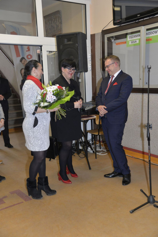 Społeczność szkolna ZSZ nr 1 w Brzegu uroczyście podziękowała dyrektorowi za współpracę