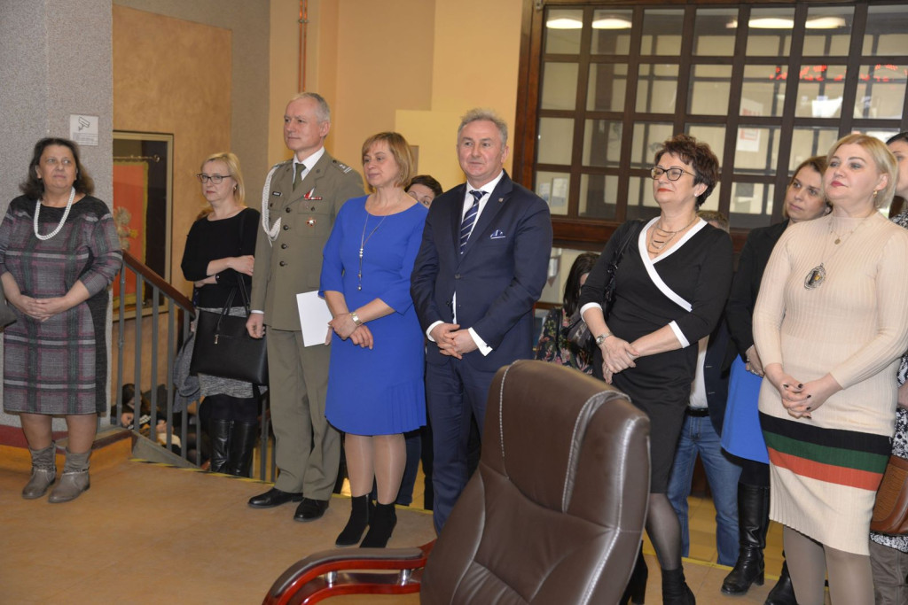 Społeczność szkolna ZSZ nr 1 w Brzegu uroczyście podziękowała dyrektorowi za współpracę