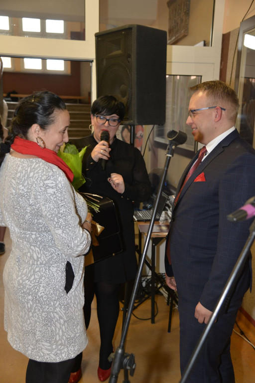 Społeczność szkolna ZSZ nr 1 w Brzegu uroczyście podziękowała dyrektorowi za współpracę