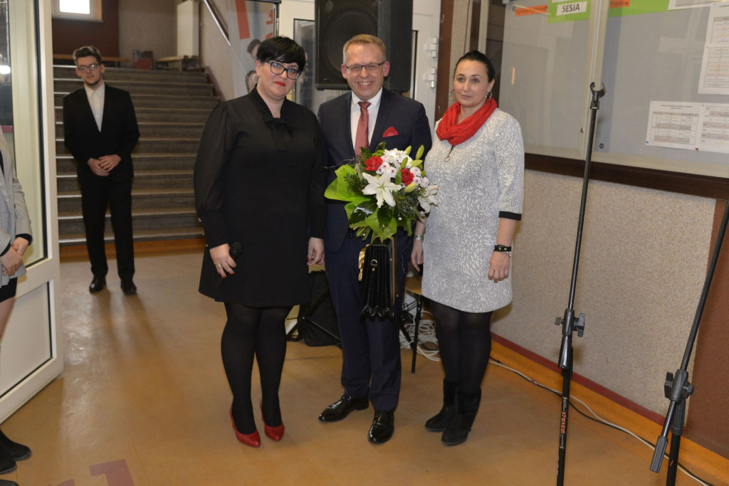 Społeczność szkolna ZSZ nr 1 w Brzegu uroczyście podziękowała dyrektorowi za współpracę