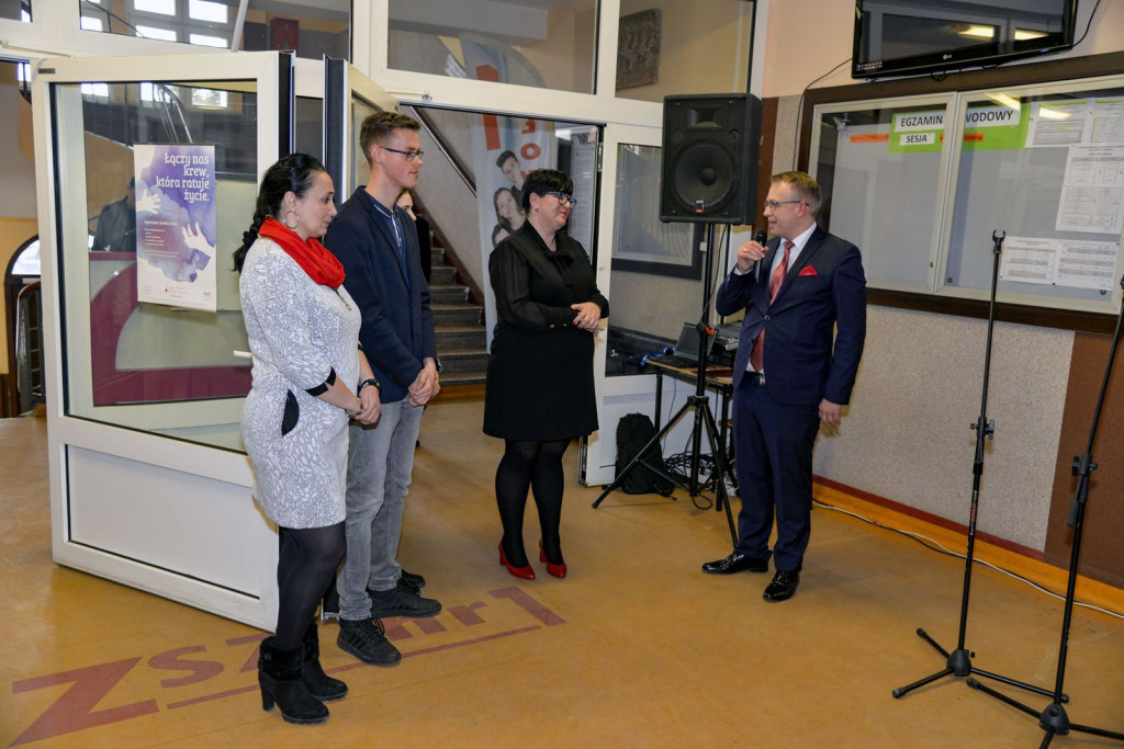 Społeczność szkolna ZSZ nr 1 w Brzegu uroczyście podziękowała dyrektorowi za współpracę