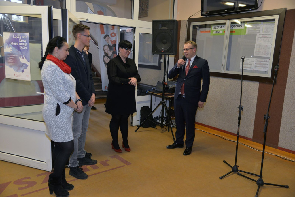 Społeczność szkolna ZSZ nr 1 w Brzegu uroczyście podziękowała dyrektorowi za współpracę