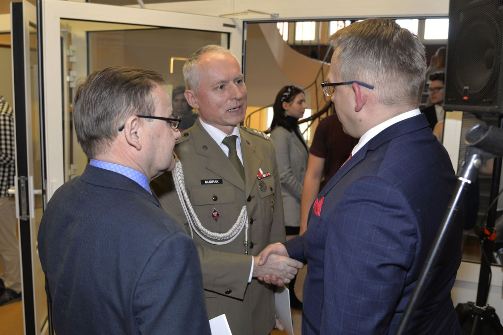 Społeczność szkolna ZSZ nr 1 w Brzegu uroczyście podziękowała dyrektorowi za współpracę