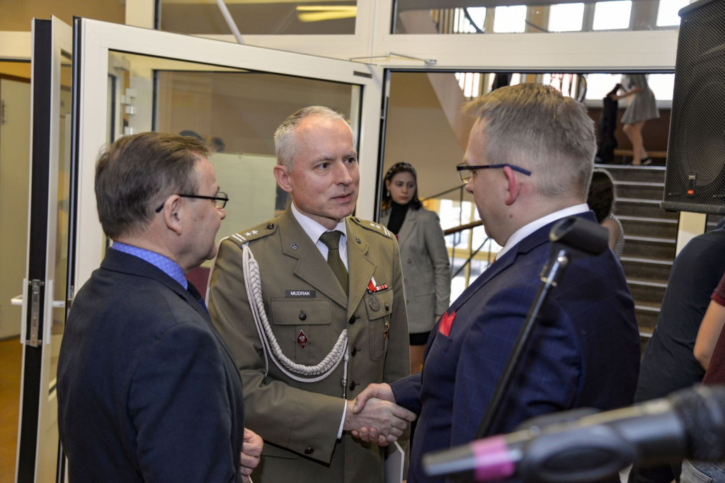 Społeczność szkolna ZSZ nr 1 w Brzegu uroczyście podziękowała dyrektorowi za współpracę