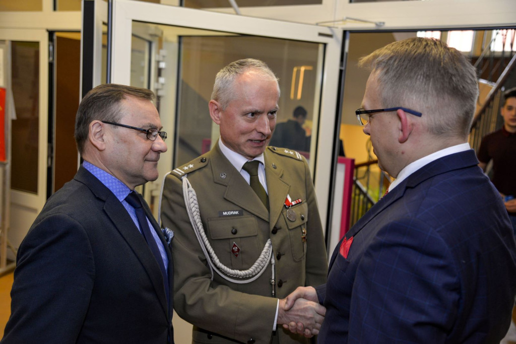 Społeczność szkolna ZSZ nr 1 w Brzegu uroczyście podziękowała dyrektorowi za współpracę