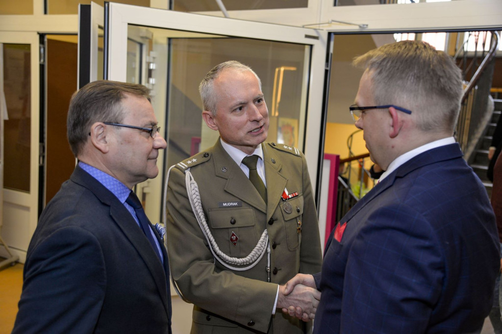 Społeczność szkolna ZSZ nr 1 w Brzegu uroczyście podziękowała dyrektorowi za współpracę