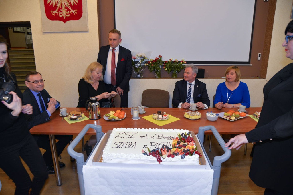 Społeczność szkolna ZSZ nr 1 w Brzegu uroczyście podziękowała dyrektorowi za współpracę