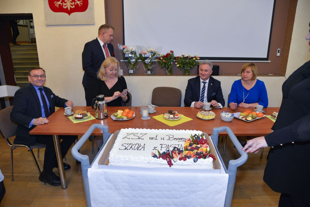 Społeczność szkolna ZSZ nr 1 w Brzegu uroczyście podziękowała dyrektorowi za współpracę