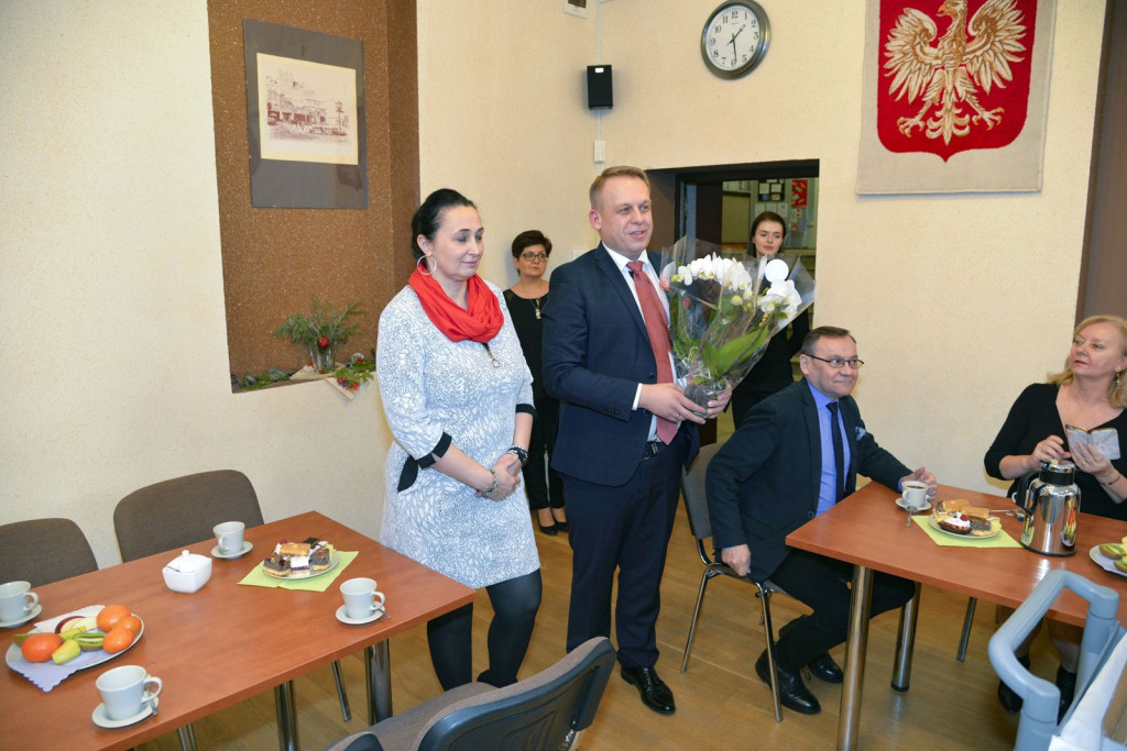 Społeczność szkolna ZSZ nr 1 w Brzegu uroczyście podziękowała dyrektorowi za współpracę