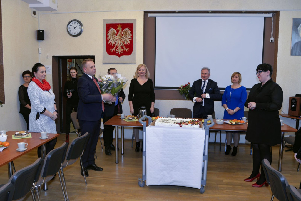 Społeczność szkolna ZSZ nr 1 w Brzegu uroczyście podziękowała dyrektorowi za współpracę