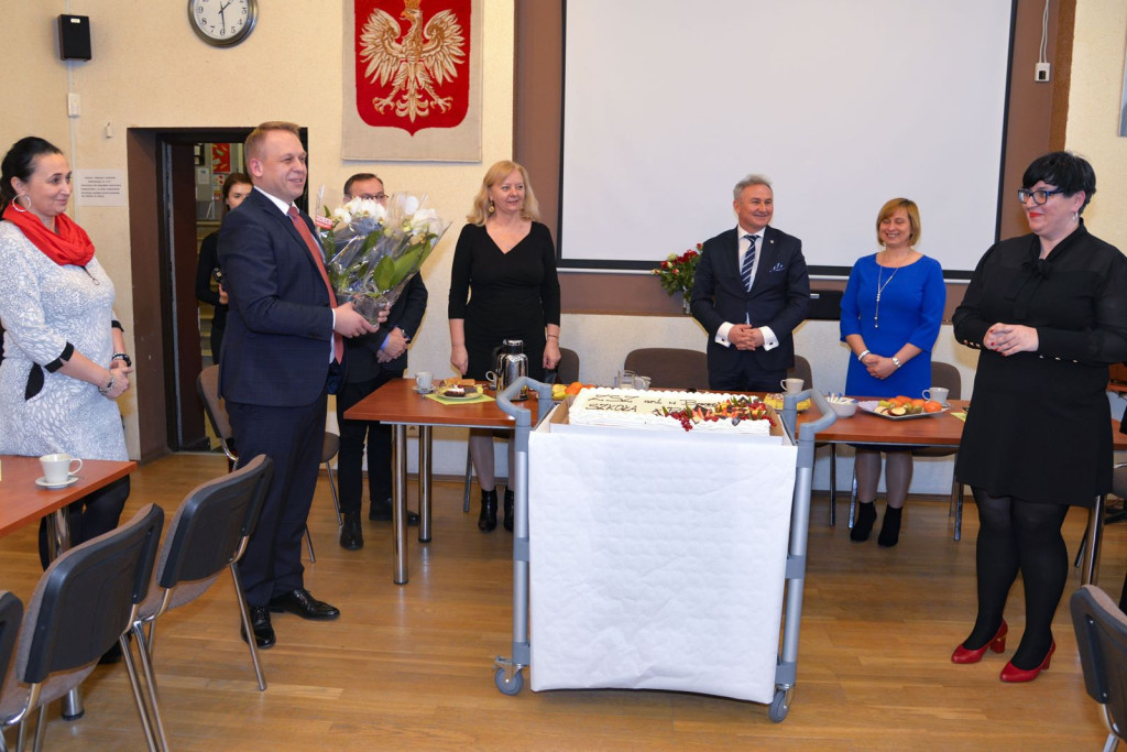 Społeczność szkolna ZSZ nr 1 w Brzegu uroczyście podziękowała dyrektorowi za współpracę