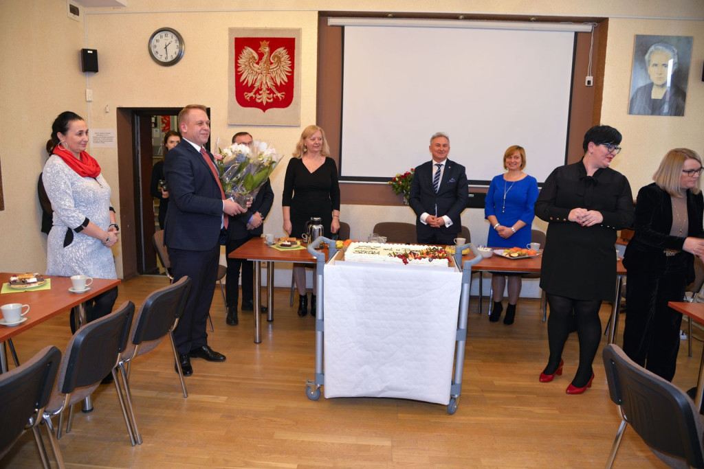 Społeczność szkolna ZSZ nr 1 w Brzegu uroczyście podziękowała dyrektorowi za współpracę