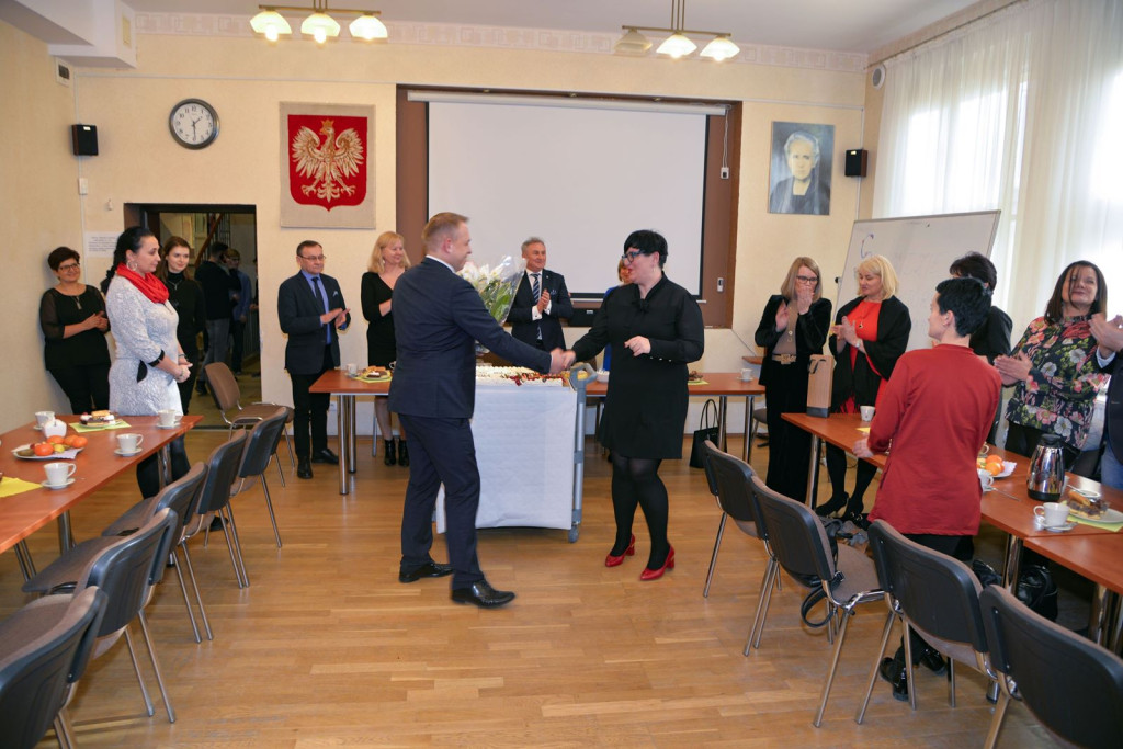 Społeczność szkolna ZSZ nr 1 w Brzegu uroczyście podziękowała dyrektorowi za współpracę