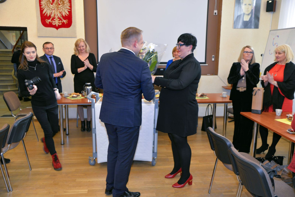 Społeczność szkolna ZSZ nr 1 w Brzegu uroczyście podziękowała dyrektorowi za współpracę