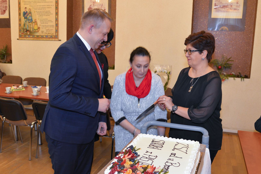 Społeczność szkolna ZSZ nr 1 w Brzegu uroczyście podziękowała dyrektorowi za współpracę