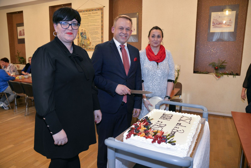 Społeczność szkolna ZSZ nr 1 w Brzegu uroczyście podziękowała dyrektorowi za współpracę