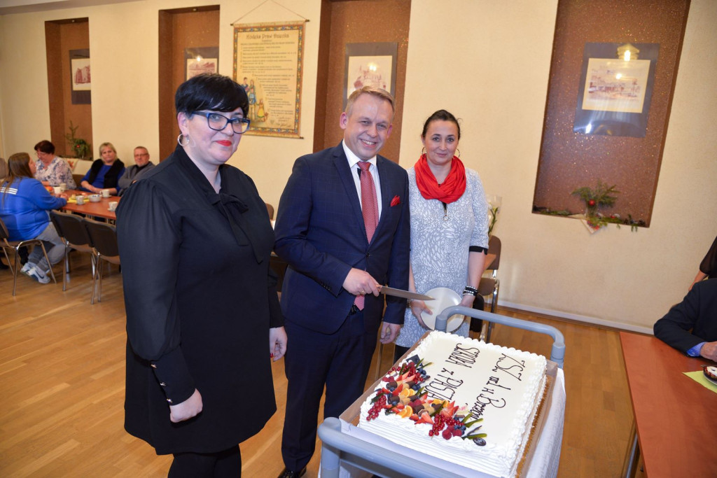 Społeczność szkolna ZSZ nr 1 w Brzegu uroczyście podziękowała dyrektorowi za współpracę