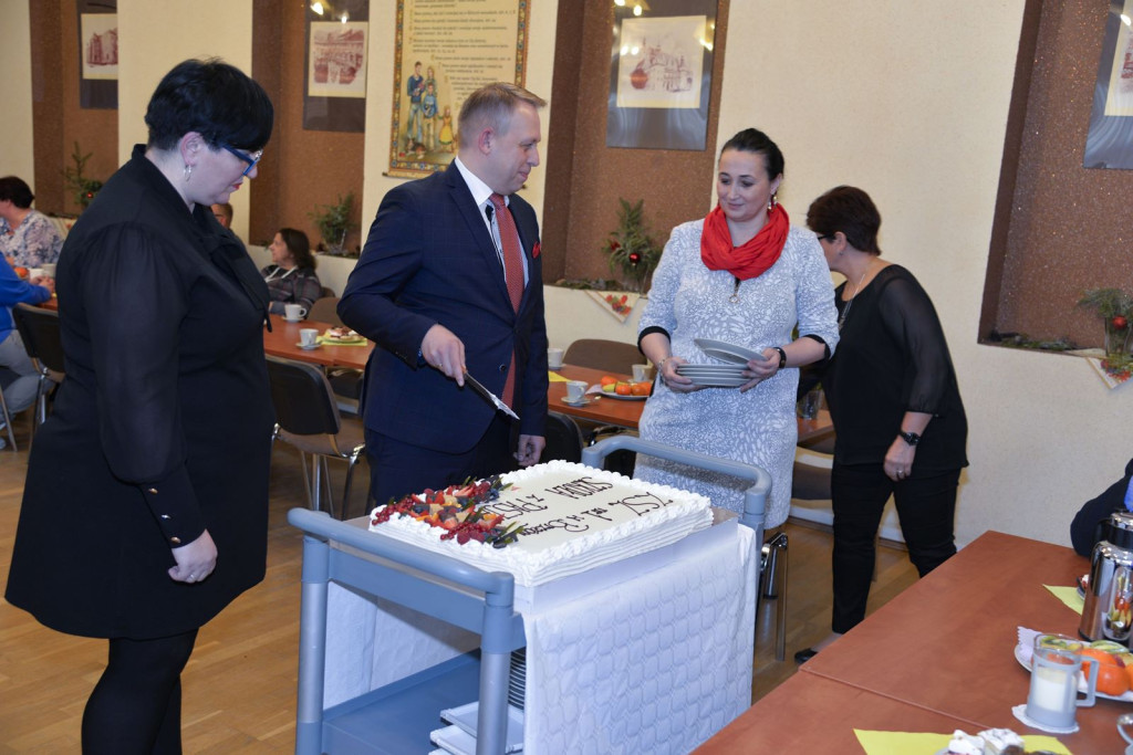 Społeczność szkolna ZSZ nr 1 w Brzegu uroczyście podziękowała dyrektorowi za współpracę