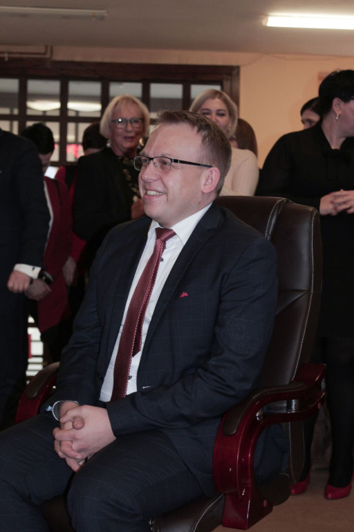 Społeczność szkolna ZSZ nr 1 w Brzegu uroczyście podziękowała dyrektorowi za współpracę