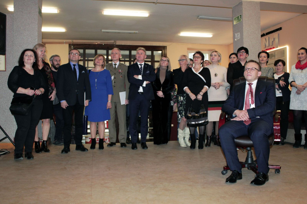 Społeczność szkolna ZSZ nr 1 w Brzegu uroczyście podziękowała dyrektorowi za współpracę