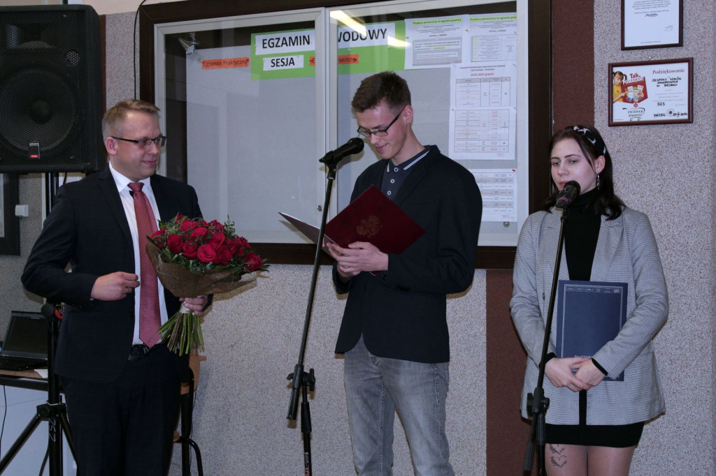 Społeczność szkolna ZSZ nr 1 w Brzegu uroczyście podziękowała dyrektorowi za współpracę