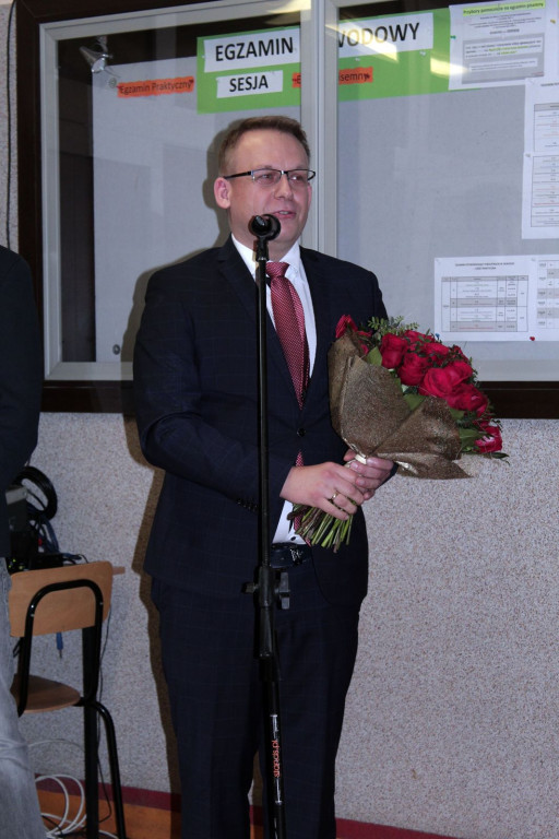 Społeczność szkolna ZSZ nr 1 w Brzegu uroczyście podziękowała dyrektorowi za współpracę