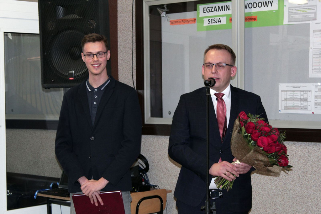 Społeczność szkolna ZSZ nr 1 w Brzegu uroczyście podziękowała dyrektorowi za współpracę