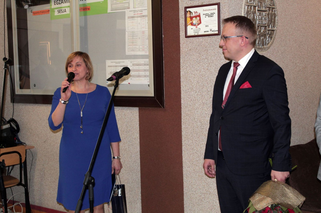 Społeczność szkolna ZSZ nr 1 w Brzegu uroczyście podziękowała dyrektorowi za współpracę