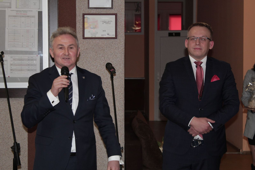 Społeczność szkolna ZSZ nr 1 w Brzegu uroczyście podziękowała dyrektorowi za współpracę