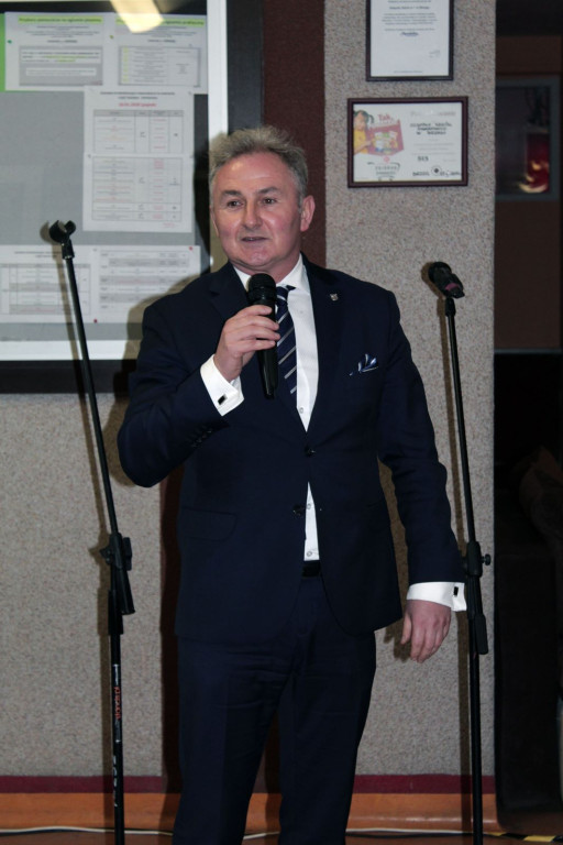 Społeczność szkolna ZSZ nr 1 w Brzegu uroczyście podziękowała dyrektorowi za współpracę