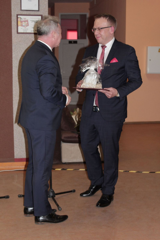 Społeczność szkolna ZSZ nr 1 w Brzegu uroczyście podziękowała dyrektorowi za współpracę