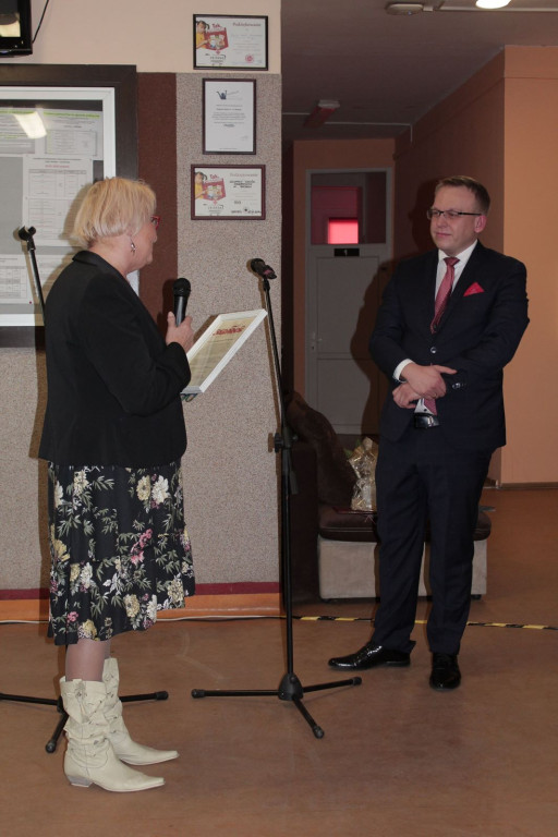 Społeczność szkolna ZSZ nr 1 w Brzegu uroczyście podziękowała dyrektorowi za współpracę