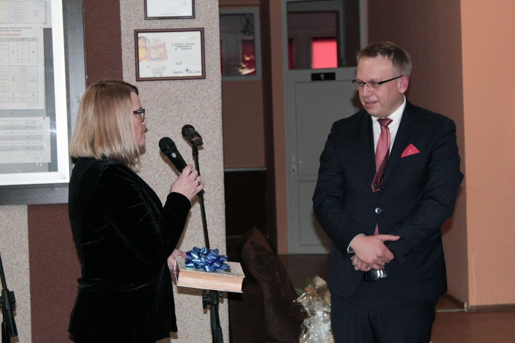 Społeczność szkolna ZSZ nr 1 w Brzegu uroczyście podziękowała dyrektorowi za współpracę