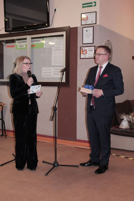 Społeczność szkolna ZSZ nr 1 w Brzegu uroczyście podziękowała dyrektorowi za współpracę