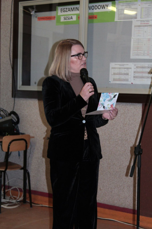 Społeczność szkolna ZSZ nr 1 w Brzegu uroczyście podziękowała dyrektorowi za współpracę