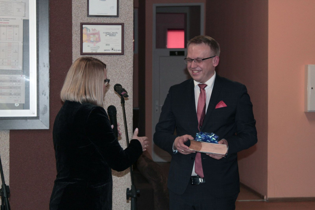 Społeczność szkolna ZSZ nr 1 w Brzegu uroczyście podziękowała dyrektorowi za współpracę