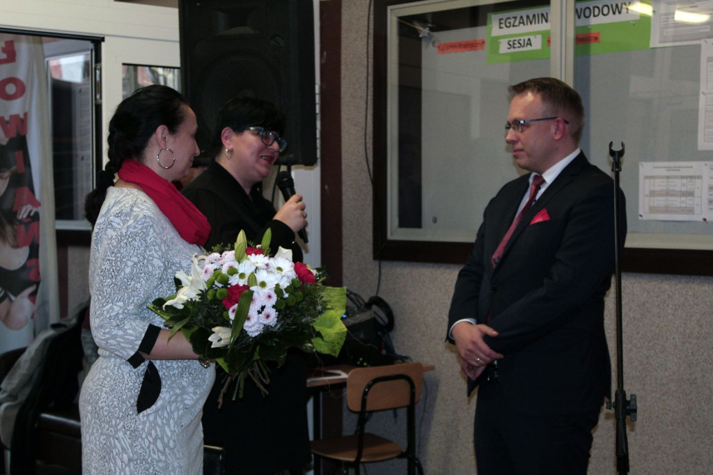 Społeczność szkolna ZSZ nr 1 w Brzegu uroczyście podziękowała dyrektorowi za współpracę