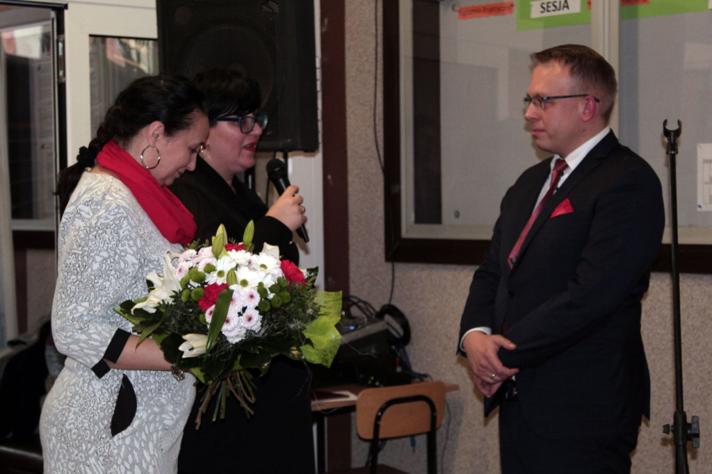 Społeczność szkolna ZSZ nr 1 w Brzegu uroczyście podziękowała dyrektorowi za współpracę