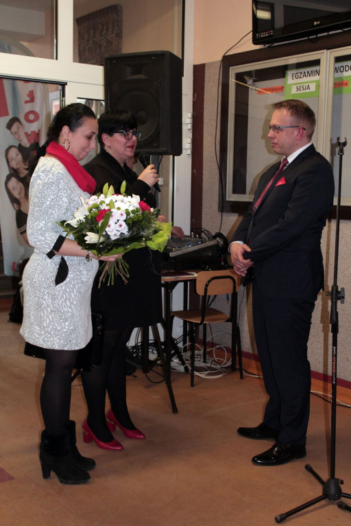 Społeczność szkolna ZSZ nr 1 w Brzegu uroczyście podziękowała dyrektorowi za współpracę