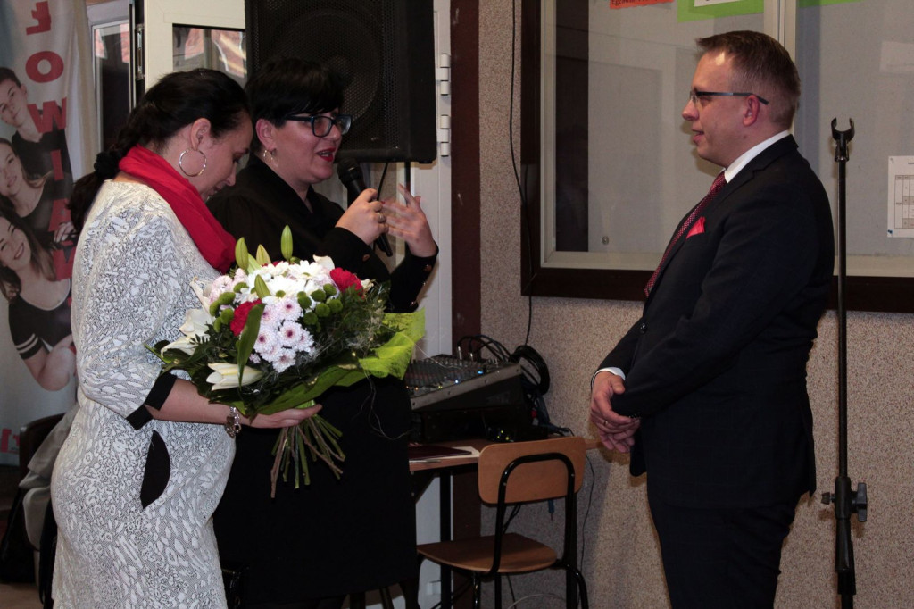 Społeczność szkolna ZSZ nr 1 w Brzegu uroczyście podziękowała dyrektorowi za współpracę