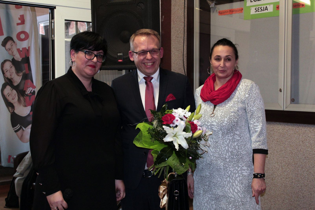 Społeczność szkolna ZSZ nr 1 w Brzegu uroczyście podziękowała dyrektorowi za współpracę