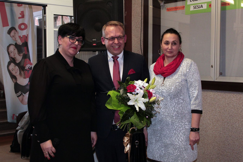 Społeczność szkolna ZSZ nr 1 w Brzegu uroczyście podziękowała dyrektorowi za współpracę