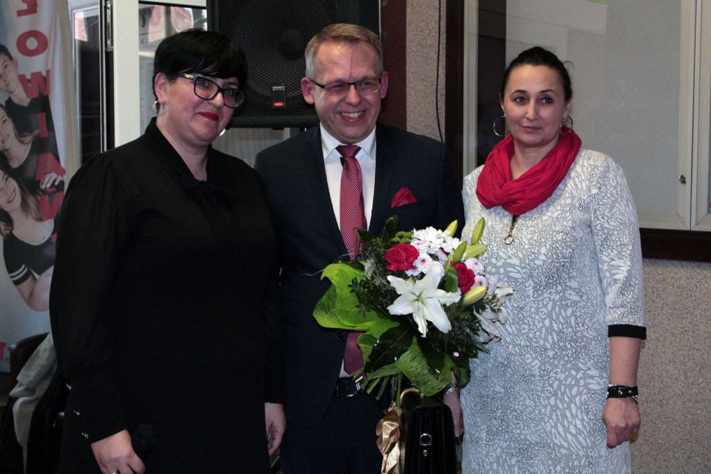 Społeczność szkolna ZSZ nr 1 w Brzegu uroczyście podziękowała dyrektorowi za współpracę