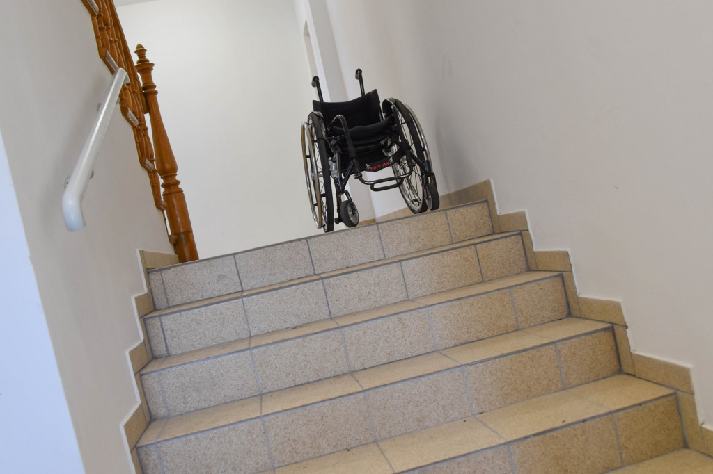 Otwierali z wielką pompą, ale chyba zapomnieli, że tu będą mieszkać osoby niepełnosprawne