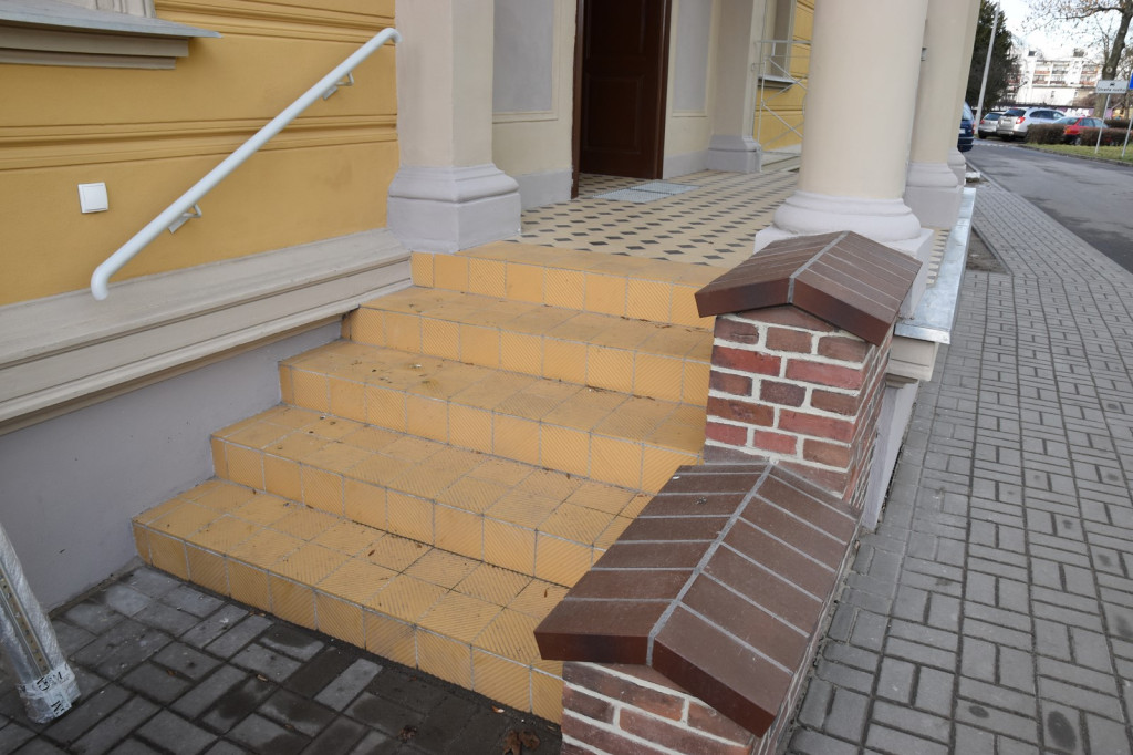 Otwierali z wielką pompą, ale chyba zapomnieli, że tu będą mieszkać osoby niepełnosprawne