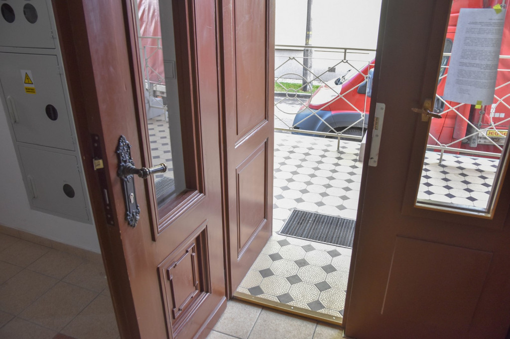 Otwierali z wielką pompą, ale chyba zapomnieli, że tu będą mieszkać osoby niepełnosprawne