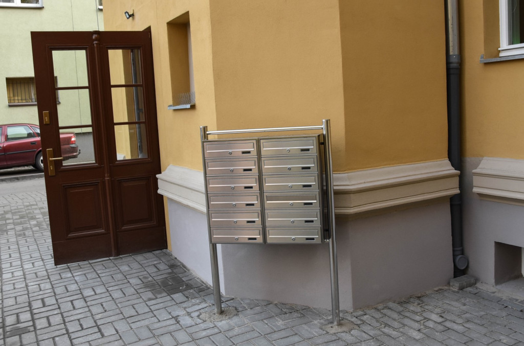 Otwierali z wielką pompą, ale chyba zapomnieli, że tu będą mieszkać osoby niepełnosprawne