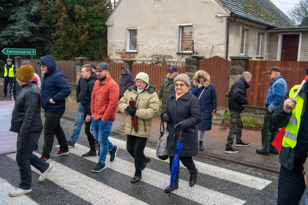 Blokada drogi krajowej nr 39. W Lubszy trwa protest mieszkańców